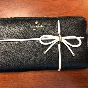 MINT CONDITION KATE SPADE BLACK/WHITE W/BOW!